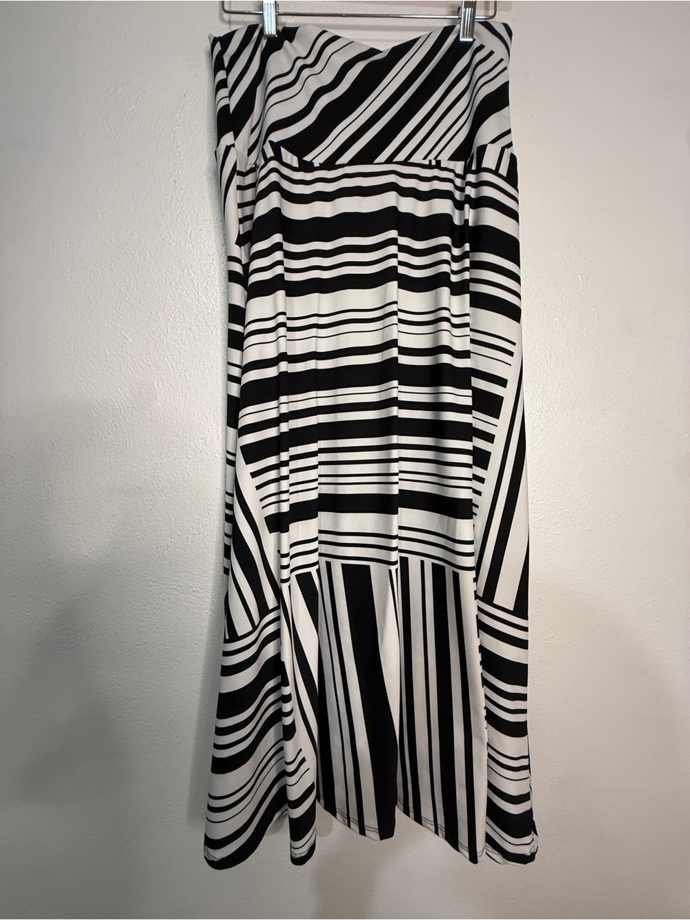Sunny Leigh Black & White Striped Maxi Skirt - Classic Monochrome. Sz L.